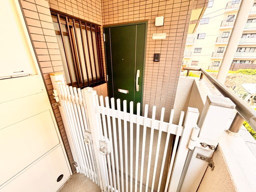 コスモ戸田ピアハイツ 現地写真（玄関）