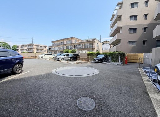 コンファーレ戸田公園 共用部写真（駐車場）