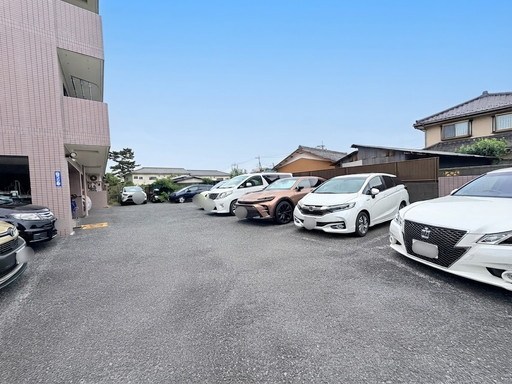 ベルハイム中浦和 共用部写真（駐車場）
