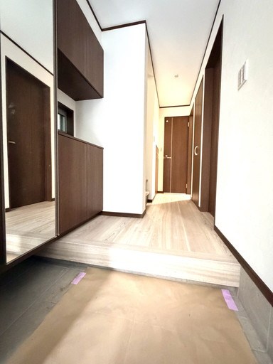 蕨市北町４丁目新築戸建　全1棟 現地写真（玄関）
