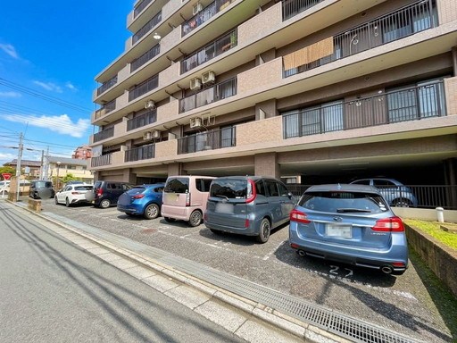 コスモ浦和別所沼通り 共用部写真（駐車場）