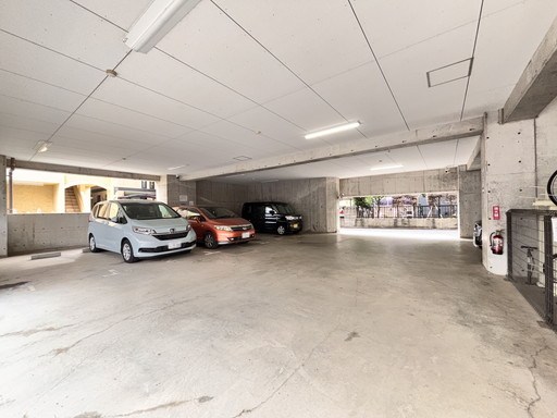 ドメイン浦和 共用部写真（駐車場）