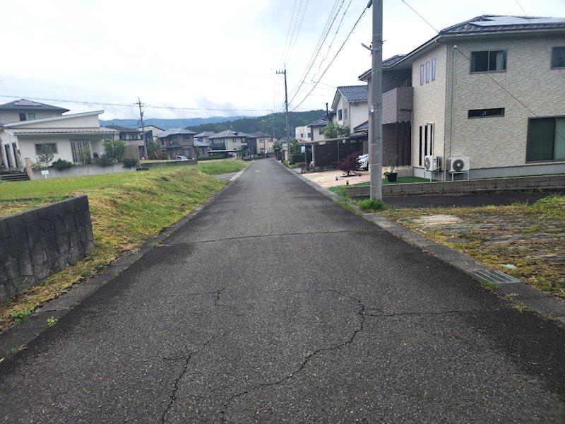 福井市志津が丘2丁目 現地写真（前面道路含む現地写真）