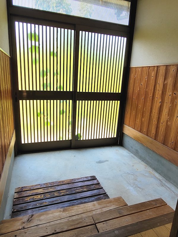 あわら市二面　中古戸建 現地写真（玄関）