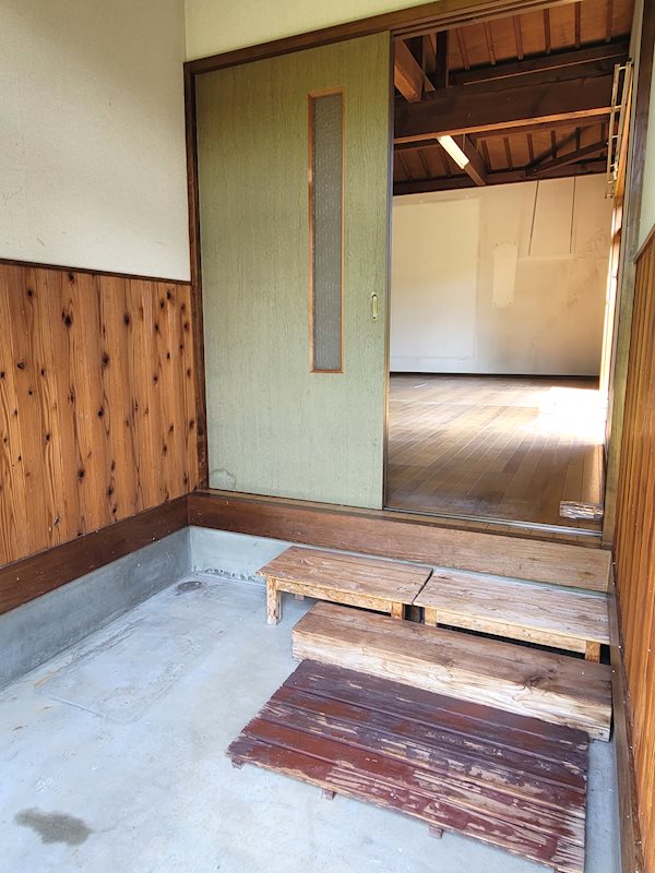 あわら市二面　中古戸建 現地写真（玄関）