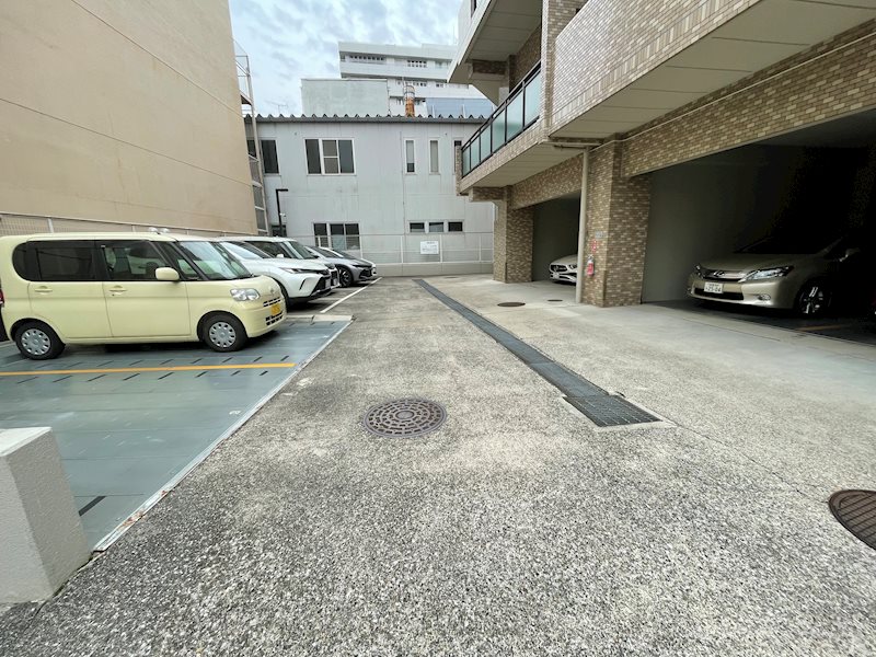 ロイヤルシャトー白壁 共用部写真（駐車場）