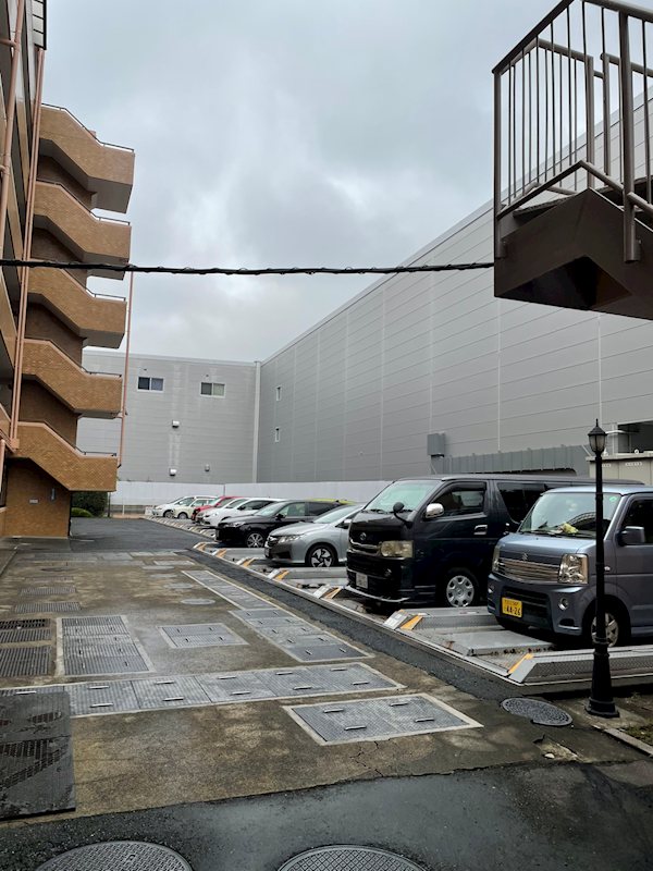 草加市　区分マンション 共用部写真（駐車場）