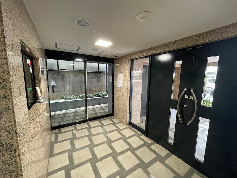 目黒区　区分マンション 共用部写真（エントランス）