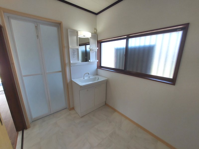 石岡市若松３丁目　【中古住宅】 内観写真（洗面台・洗面所）
