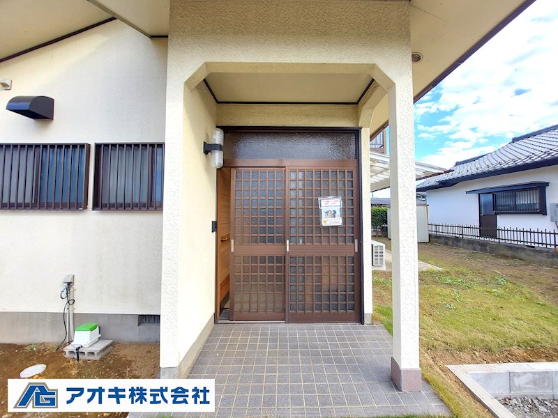 小美玉市堅倉　【中古住宅】 現地写真（玄関）