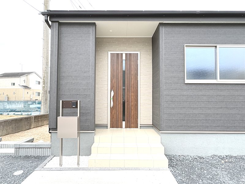 【平屋】　石岡市府中第1　3号棟 現地写真（玄関）