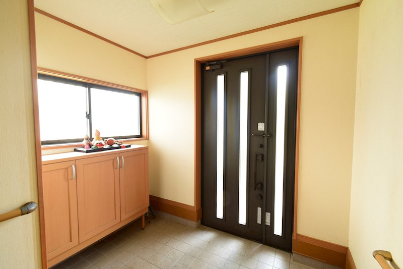 【平屋物件】　石岡市東光台　中古物件 現地写真（玄関）