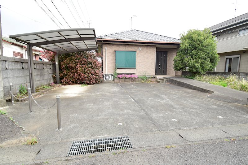 【平屋物件】　石岡市東光台　中古物件 現地写真（駐車場）