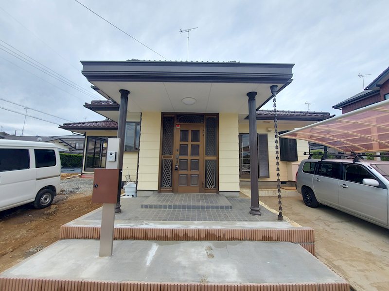 【広々5SLDK】石岡市石岡中古住宅 現地写真（玄関）
