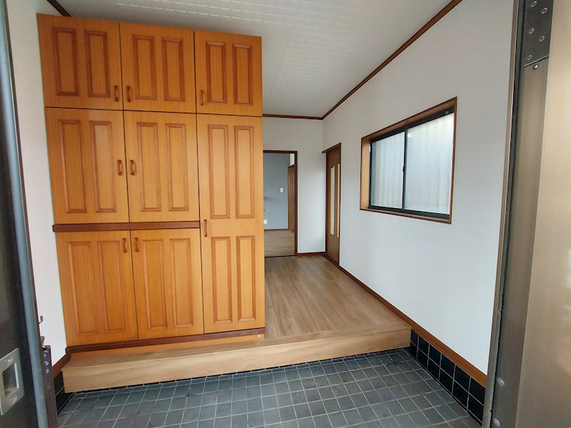 【広々5SLDK】石岡市石岡中古住宅 現地写真（玄関）