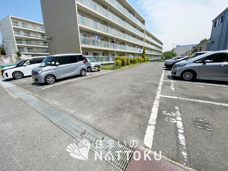 枚方ハイツ　第弐号棟 共用部写真（駐車場）
