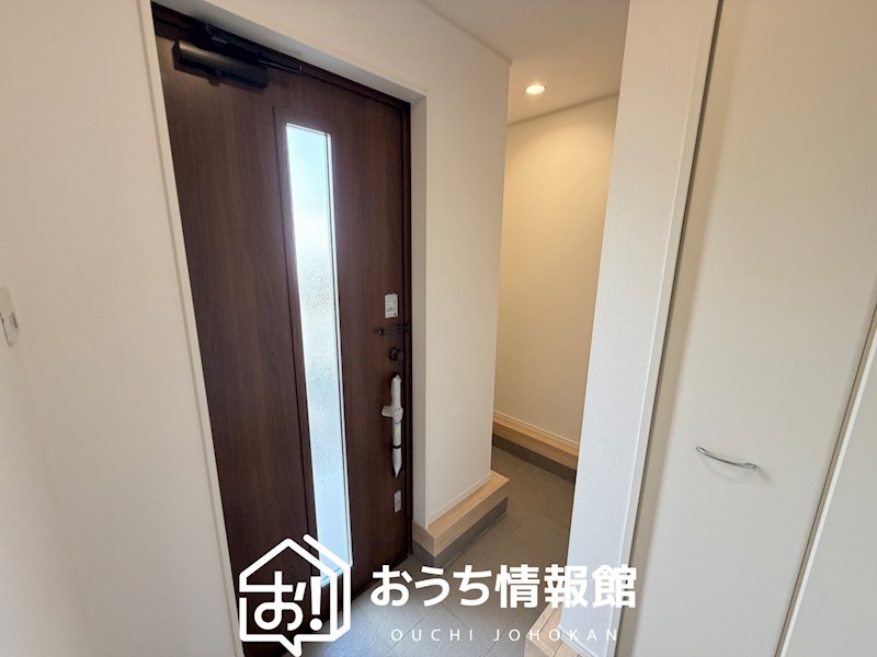 亀山市羽若町　第1期　4号棟 現地写真（玄関）