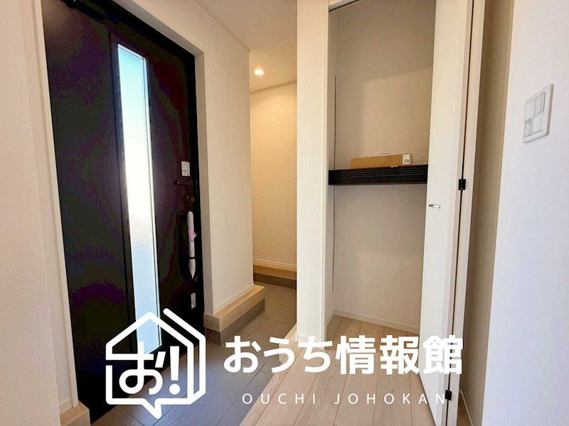 亀山市羽若町　第1期　3号棟 現地写真（玄関）