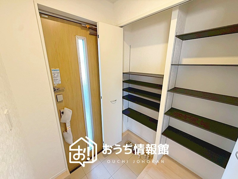 彦根市彦富町　第3期　1号棟 現地写真（玄関）