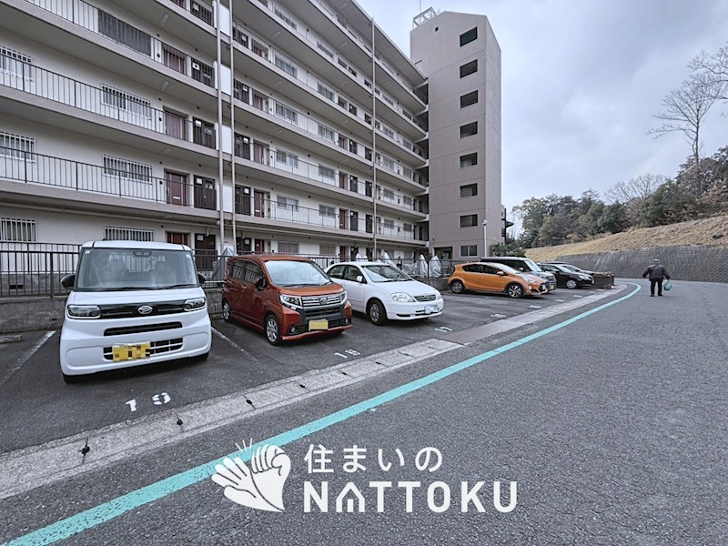 枚方ハイツ８号棟 共用部写真（駐車場）