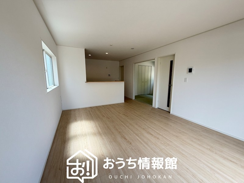三重郡菰野町大羽根園柴垣町　第2期 内観写真（リビング）