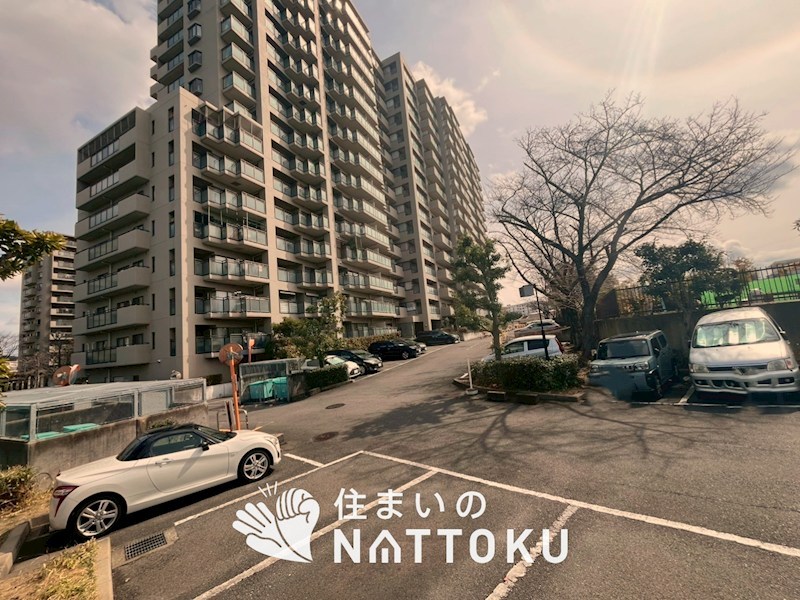 オークヒルズ香里四番館 共用部写真（駐車場）