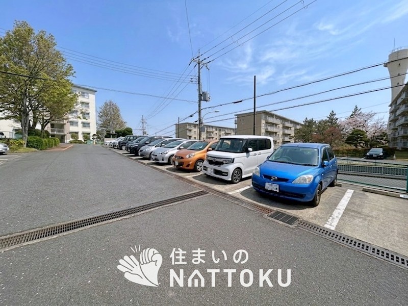 梅が丘南住宅　A5棟 共用部写真（駐車場）