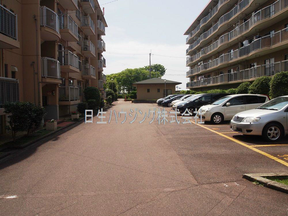 市公社若松台分譲住宅18棟 共用部写真（駐車場）