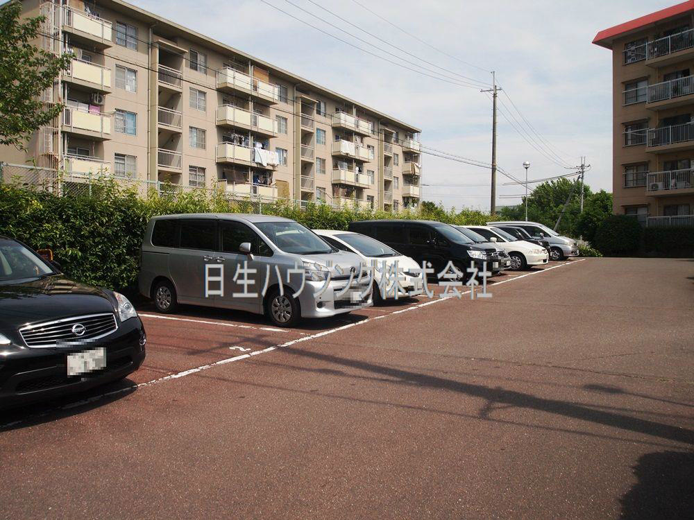 市公社若松台分譲住宅18棟 共用部写真（駐車場）
