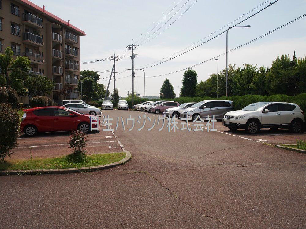 市公社若松台分譲住宅18棟 共用部写真（駐車場）