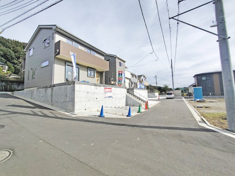 全８区画の開発分譲地。閑静な住宅街に位置しています。徒歩５分圏内に小学校・中学校・保育園・公園などが揃い、子育て世帯にもお勧めです。 （1号区） 外観写真