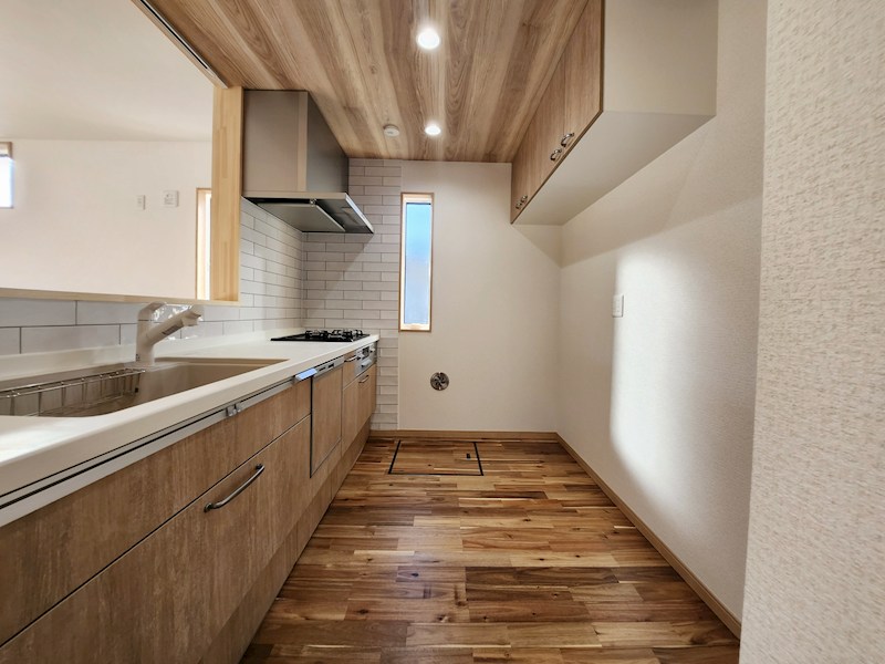 全８区画の開発分譲地。閑静な住宅街に位置しています。徒歩５分圏内に小学校・中学校・保育園・公園などが揃い、子育て世帯にもお勧めです。 （1号区） その他