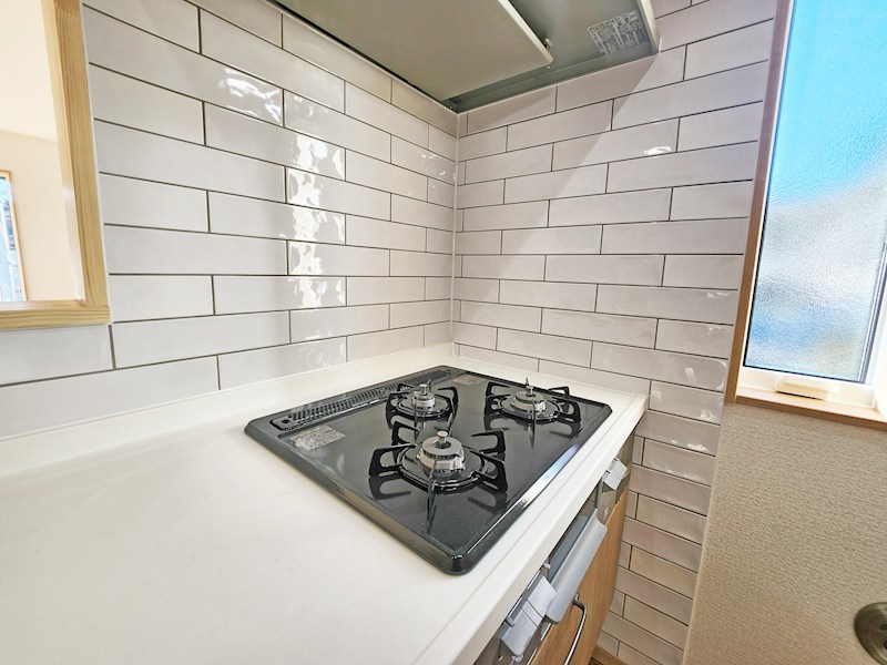 全８区画の開発分譲地。閑静な住宅街に位置しています。徒歩５分圏内に小学校・中学校・保育園・公園などが揃い、子育て世帯にもお勧めです。 （1号区） その他