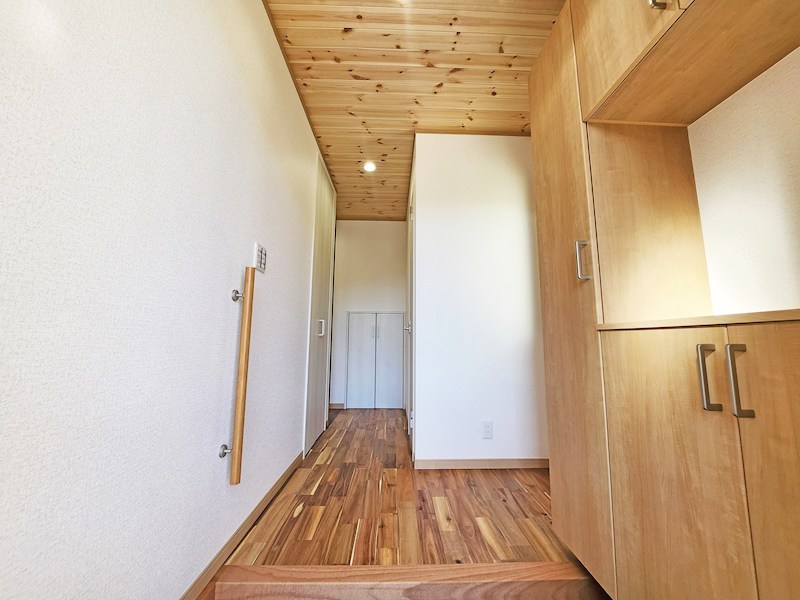 全８区画の開発分譲地。閑静な住宅街に位置しています。徒歩５分圏内に小学校・中学校・保育園・公園などが揃い、子育て世帯にもお勧めです。 （1号区） その他