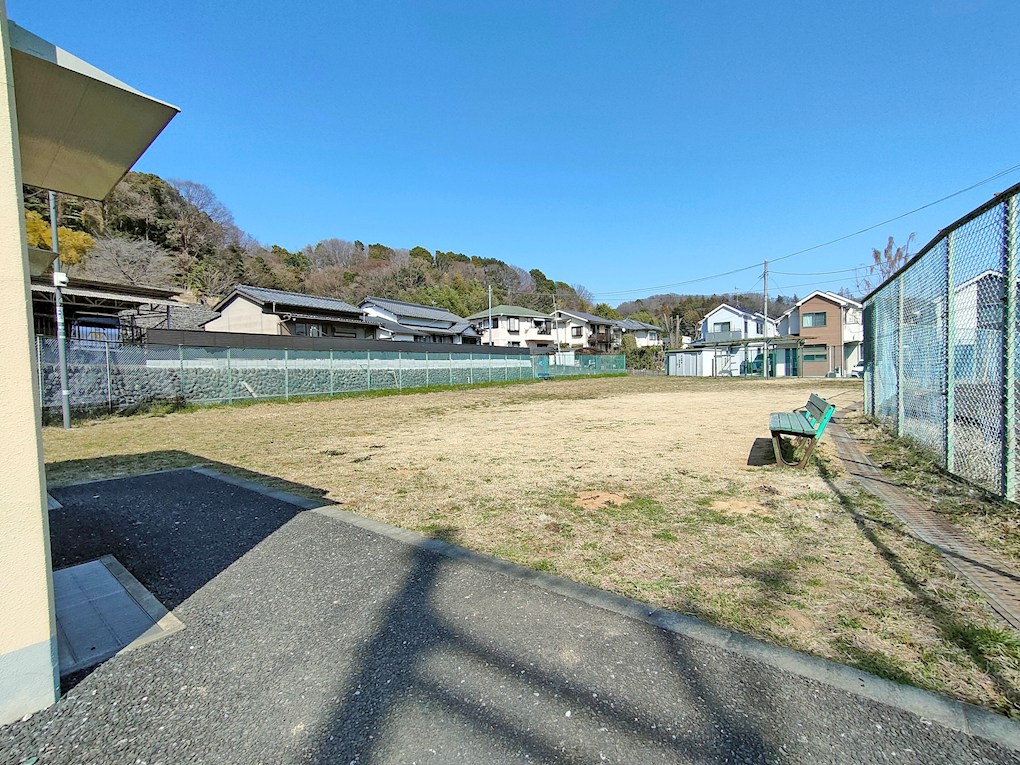 全８区画の開発分譲地。閑静な住宅街に位置しています。徒歩５分圏内に小学校・中学校・保育園・公園などが揃い、子育て世帯にもお勧めです。 （1号区） 周辺画像7