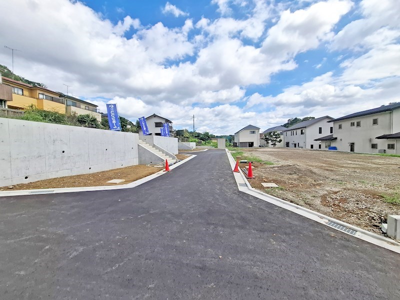 全８区画の開発分譲地。閑静な住宅街に位置しています。徒歩５分圏内に小学校・中学校・保育園・公園などが揃い、子育て世帯にもお勧めです。 （8号区）     外観写真