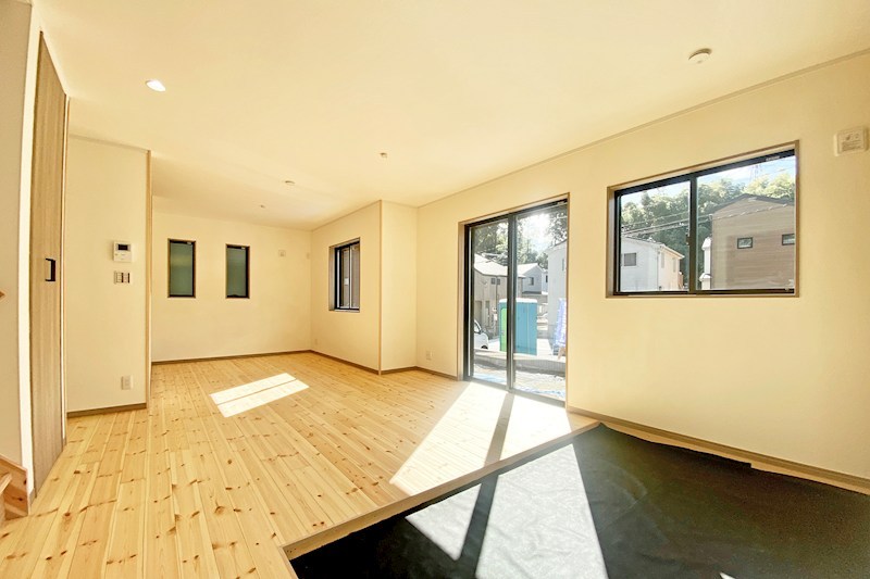 全８区画の開発分譲地。閑静な住宅街に位置しています。徒歩５分圏内に小学校・中学校・保育園・公園などが揃い、子育て世帯にもお勧めです。 （8号区）     その他