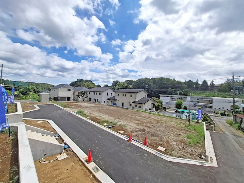 全８区画の開発分譲地。閑静な住宅街に位置しています。徒歩５分圏内に小学校・中学校・保育園・公園などが揃い、子育て世帯にもお勧めです。 （8号区）     その他