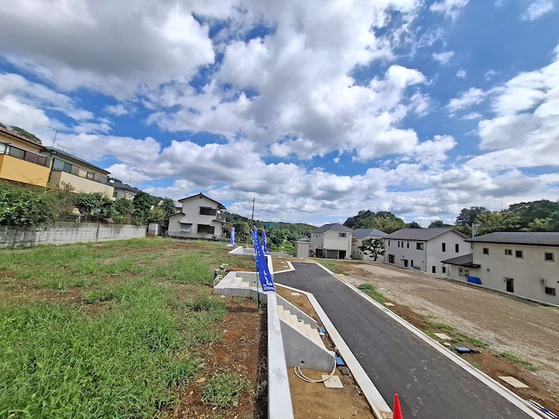 全８区画の開発分譲地。閑静な住宅街に位置しています。徒歩５分圏内に小学校・中学校・保育園・公園などが揃い、子育て世帯にもお勧めです。 （8号区）     その他