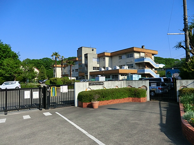全８区画の開発分譲地。閑静な住宅街に位置しています。徒歩５分圏内に小学校・中学校・保育園・公園などが揃い、子育て世帯にもお勧めです。 （8号区）     周辺画像1
