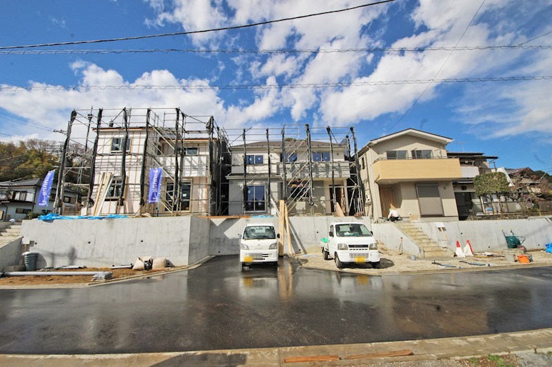 全８区画の開発分譲地。閑静な住宅街に位置しています。徒歩５分圏内に小学校・中学校・保育園・公園などが揃い、子育て世帯にもお勧めです。 （3号棟）  外観写真
