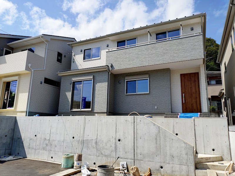 全８区画の開発分譲地。閑静な住宅街に位置しています。徒歩５分圏内に小学校・中学校・保育園・公園などが揃い、子育て世帯にもお勧めです。 （3号棟）  外観写真