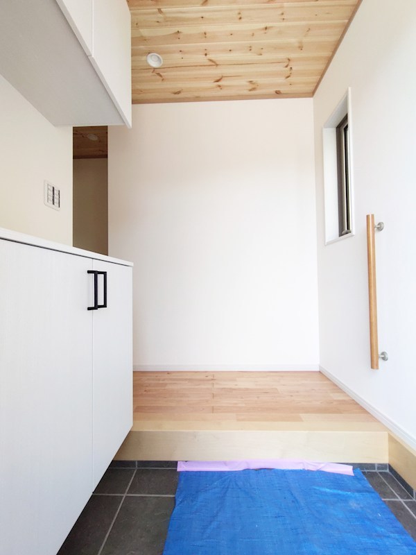 全８区画の開発分譲地。閑静な住宅街に位置しています。徒歩５分圏内に小学校・中学校・保育園・公園などが揃い、子育て世帯にもお勧めです。 （3号棟）  その他