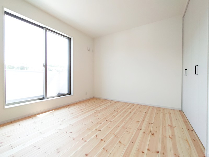 全８区画の開発分譲地。閑静な住宅街に位置しています。徒歩５分圏内に小学校・中学校・保育園・公園などが揃い、子育て世帯にもお勧めです。 （3号棟）  その他