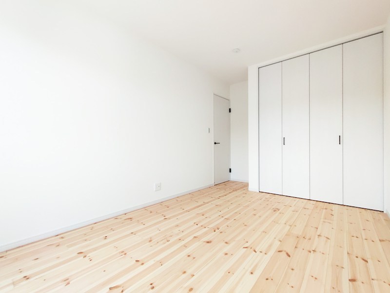 全８区画の開発分譲地。閑静な住宅街に位置しています。徒歩５分圏内に小学校・中学校・保育園・公園などが揃い、子育て世帯にもお勧めです。 （3号棟）  その他