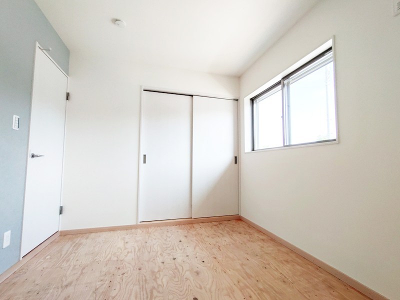 全８区画の開発分譲地。閑静な住宅街に位置しています。徒歩５分圏内に小学校・中学校・保育園・公園などが揃い、子育て世帯にもお勧めです。 （3号棟）  その他