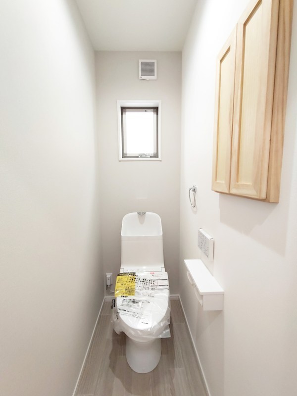全８区画の開発分譲地。閑静な住宅街に位置しています。徒歩５分圏内に小学校・中学校・保育園・公園などが揃い、子育て世帯にもお勧めです。 （3号棟）  その他