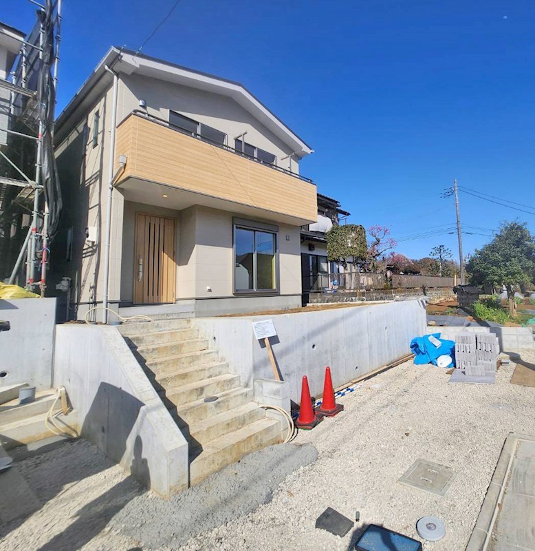 全８区画の開発分譲地。閑静な住宅街に位置しています。徒歩５分圏内に小学校・中学校・保育園・公園などが揃い、子育て世帯にもお勧めです。 （4号棟） 外観写真