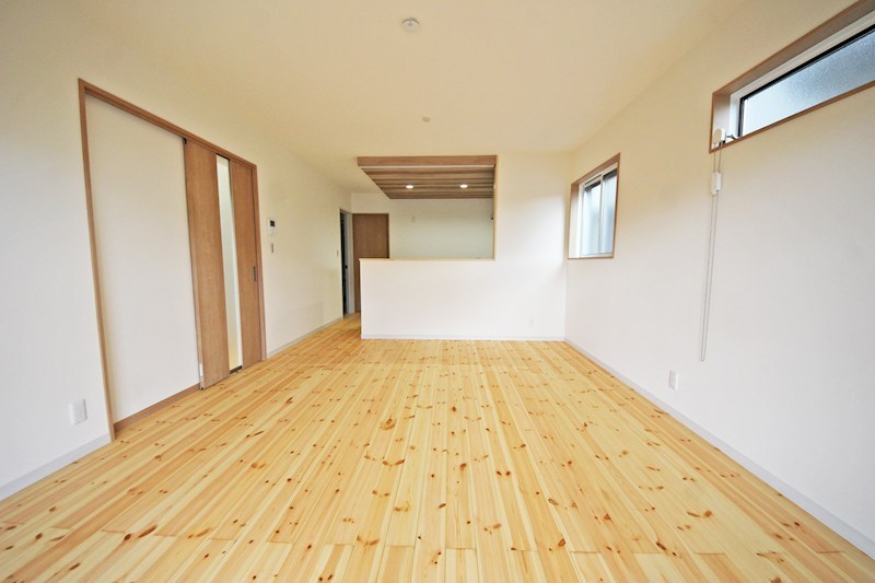 全８区画の開発分譲地。閑静な住宅街に位置しています。徒歩５分圏内に小学校・中学校・保育園・公園などが揃い、子育て世帯にもお勧めです。 （4号棟） その他