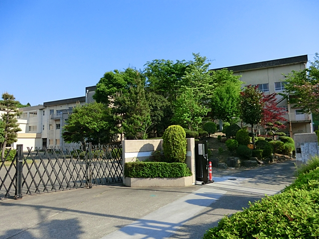 全８区画の開発分譲地。閑静な住宅街に位置しています。徒歩５分圏内に小学校・中学校・保育園・公園などが揃い、子育て世帯にもお勧めです。 （4号棟） 周辺画像2